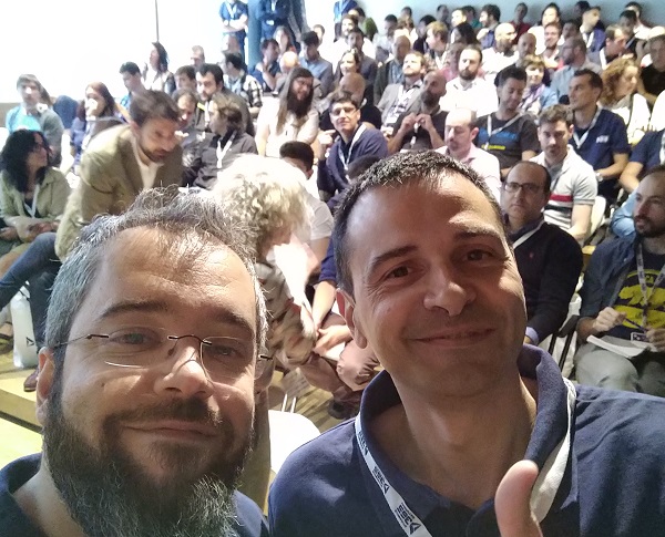 Foto de la sala con el gran Manel Querol, justo antes de empezar.